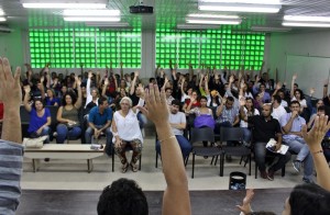 Assembleia de servidores confirmou o início da greve para esta segunda (Foto: Ésio Melo / Assessoria)