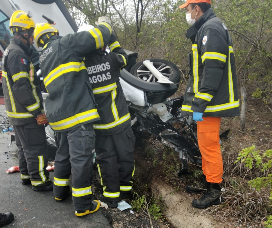 Acidente de carro deixa três mortos e dois feridos na AL 130 no Sertão de AL