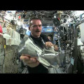Astronauta mostra como é incrível torcer um pano molhado no espaço