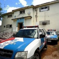 Homem acusado de abusar das filhas é estuprado e espancado na delegacia de Delmiro Gouveia