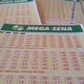 Mega-Sena acumula e pode sortear prêmio recorde de R$ 135 milhões