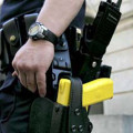 Comissão na Câmara aprova projeto que regulamenta uso de armas não letais pela polícia
