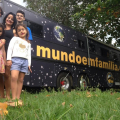 Família que percorre o mundo em um ônibus chega a Maceió
