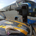PRF prende homem por tráfico de drogas em ônibus irregular