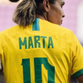 Marta é cortada da seleção após sofrer lesão no joelho esquerdo