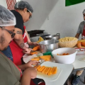 MST distribui refeições às famílias atingidas pelas chuvas em Maceió