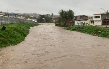 Chuvas fazem riachos e barragens transbordarem em municípios do Sertão