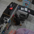 Câmera flagra furto dentro de loja de roupas em Dois Riachos