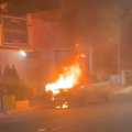 Carro pega fogo e fica totalmente destruído no centro de Santana do Ipanema