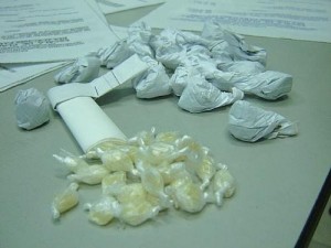 Policia achou crack e papelotes de maconha (Foto: Ilustração)