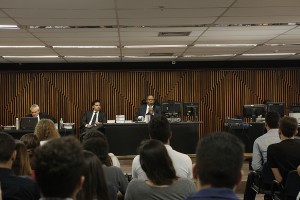 Juiz John Silas informa o público sobre o adiamento (Foto: Anderson Moreira / Assessoria TJ-AL)