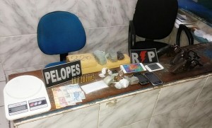 Armas, drogas e outros objetos foram apreendidos na ação da PM (Foto: Cortesia)