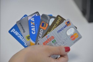 O consumidor que não conseguir pagar integralmente a tarifa do cartão de crédito somente poderá ficar no rotativo por 30 dias (Foto: Agência Brasil)