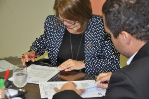 Reitora Valéria Correia e secretário da Seades, Fernando Pereira, durante assinatura do contrato (Foto: Assessoria Ufal)